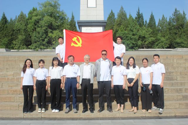 001机关与集团合影.jpg