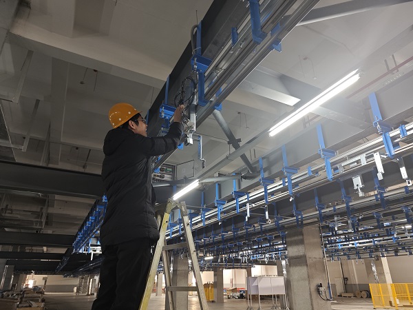 6. 浙江杭州,北自科技陈凯在化纤悬挂线项目上检查电气线路.jpg 6. 浙江杭州,北自科技陈凯在化纤悬挂线项目上检查电气线路.jpg