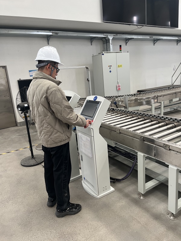 8. 江苏常州,北自蓝邦周褚飞在操作辐照设备.jpg 8. 江苏常州,北自蓝邦周褚飞在操作辐照设备.jpg