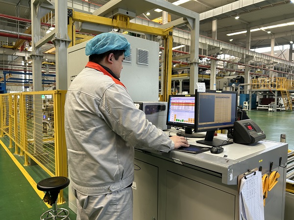 7. 江苏常州,长江院常州科技韩金城在无纺布车间操作自动包装机器人.jpg 7. 江苏常州,长江院常州科技韩金城在无纺布车间操作自动包装机器人.jpg