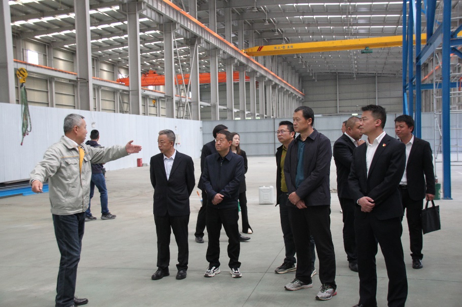 一群人站在路边

描述已自动生成