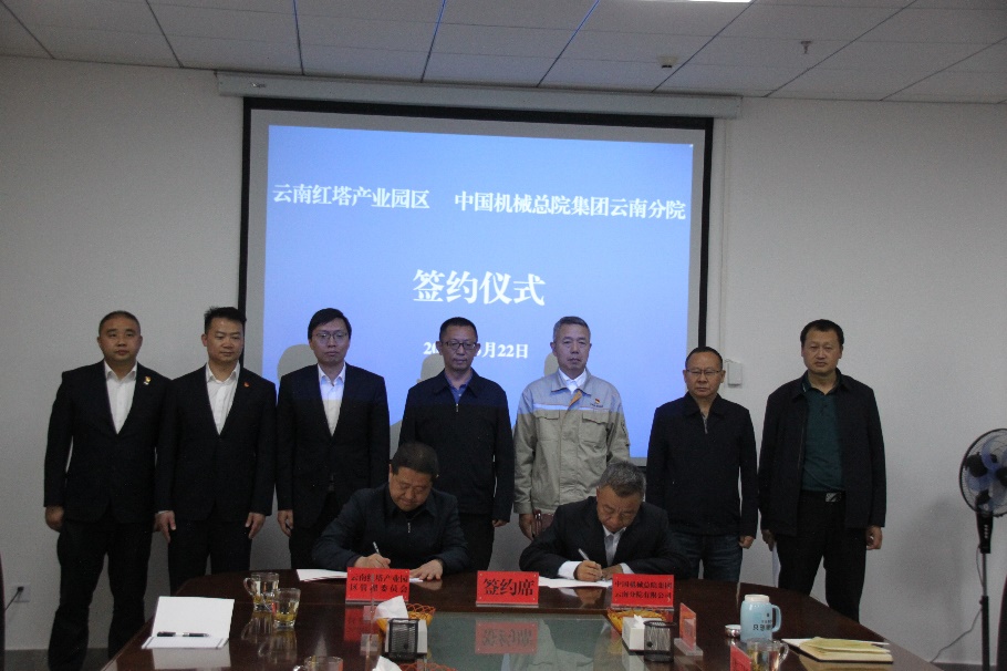 一群人站在桌子上

中度可信度描述已自动生成