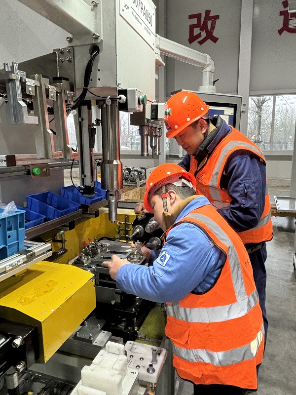 2. 浙江嘉兴,智能装配事业部陶东凯、韩冰华在AMT变速箱柔性生产线项目现场调试.jpg 2. 浙江嘉兴,智能装配事业部陶东凯、韩冰华在AMT变速箱柔性生产线项目现场调试.jpg
