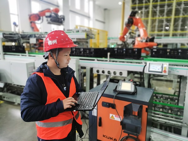 3. 广西柳州,专用电路事业部金富强正在电芯成品缓存输送系统项目中进行设备调试.jpg 3. 广西柳州,专用电路事业部金富强正在电芯成品缓存输送系统项目中进行设备调试.jpg