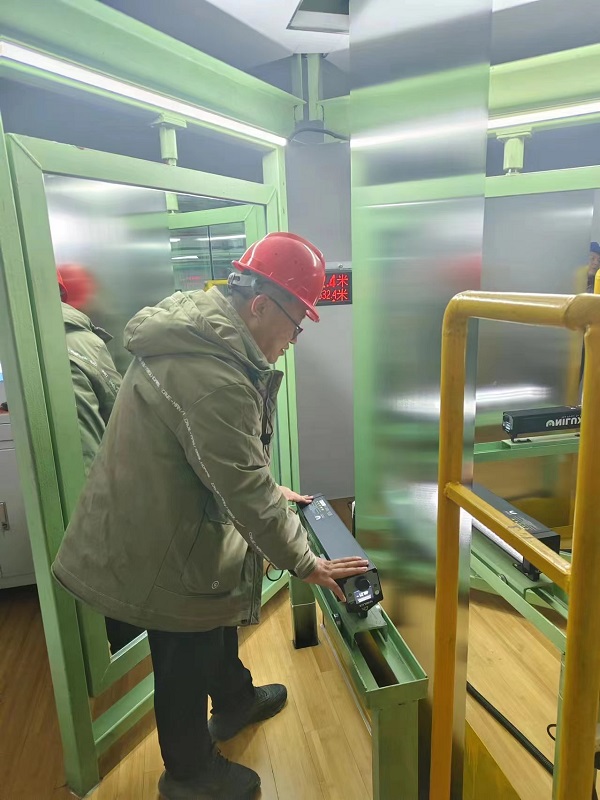 4. 山东临清,冶金事业部刘波正在检查带钢表面质量.jpg 4. 山东临清,冶金事业部刘波正在检查带钢表面质量.jpg