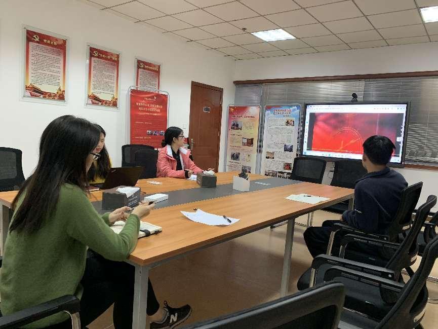 员工观看安全保密视频的照片