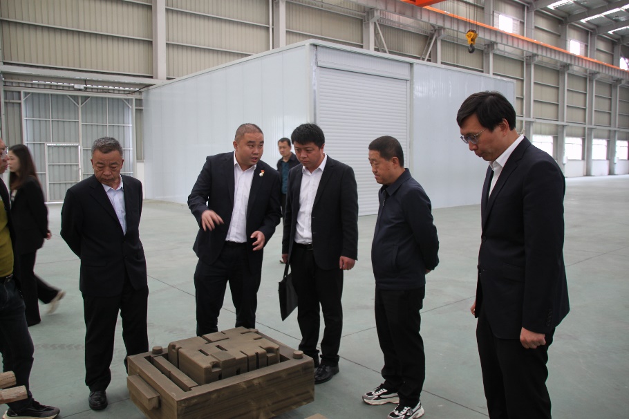 一群穿着西装的人

描述已自动生成